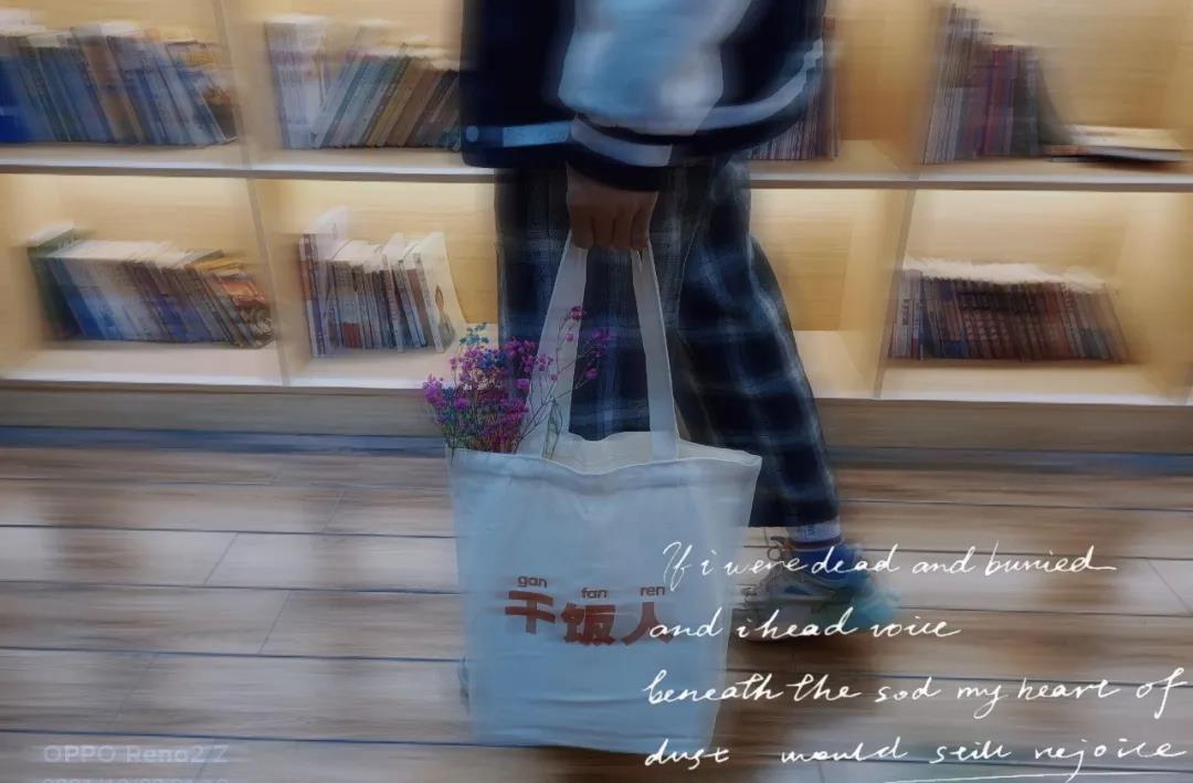 萬圣節(jié)福利放送中丨咱就是說，手提“干飯人”帆布袋的小哥哥很難不愛！