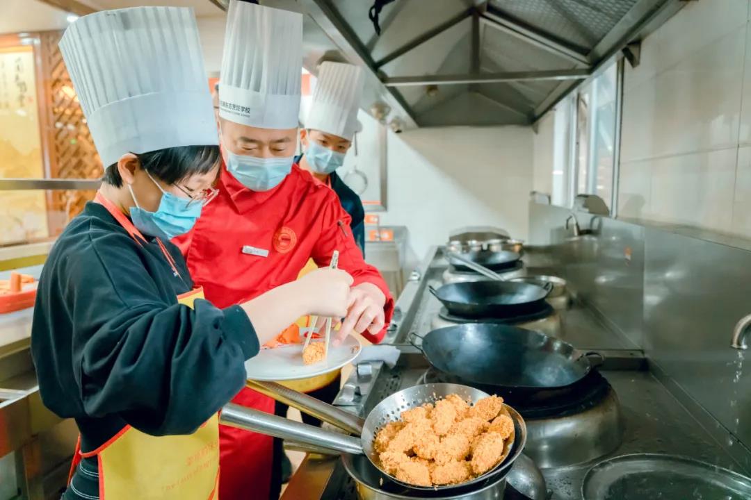 今日研學(xué)結(jié)束，烹飪初體驗，讓夢想觸手可及！