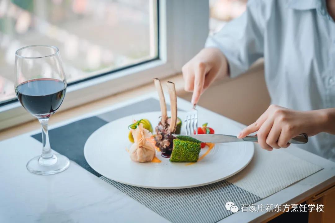 如何像行家一樣點(diǎn)牛排？學(xué)西餐去哪里？看完這篇，你就懂了。