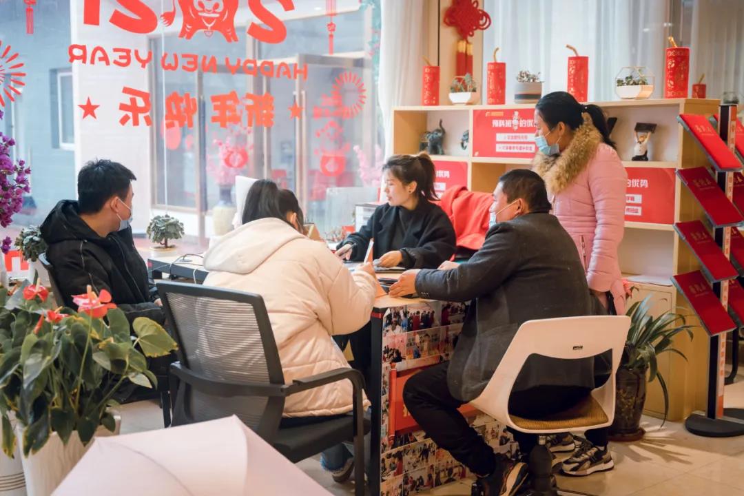 職教咨詢?nèi)肇鎸γ娲鹨山饣?，指?dǎo)，選學(xué)校來幫忙！