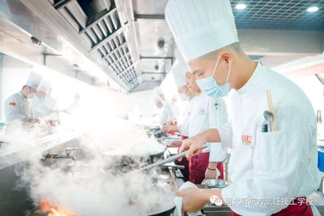 快看！旺順閣爐灶主廚班畢業(yè)，企業(yè)到校來(lái)選拔，學(xué)子搭上直通車(chē)！