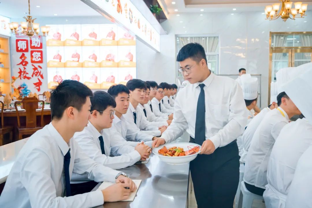 【進(jìn)校園】?jī)A情傳授，用心烹飪，感受米其林帶來的魅力課堂！