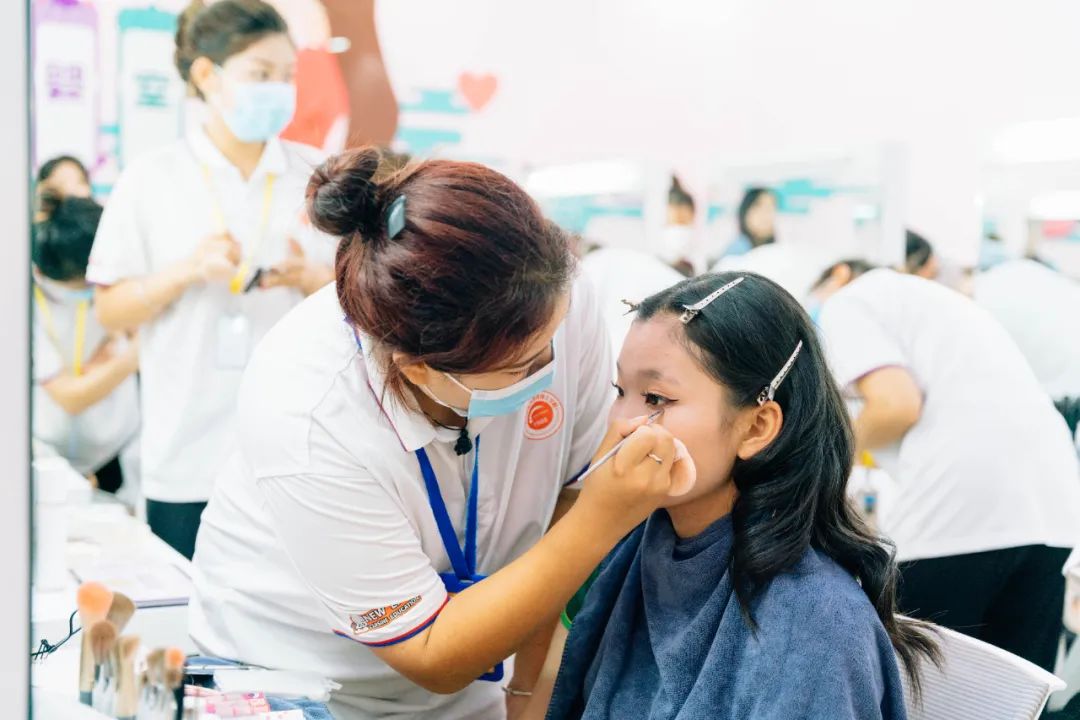 學(xué)美容化妝形象設(shè)計，來河北新東方烹飪技工學(xué)校，解鎖專業(yè)未來！