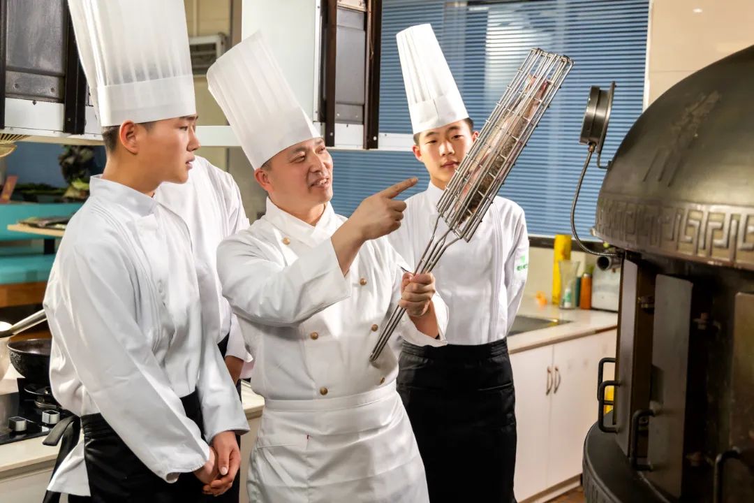 就業(yè)形勢(shì)嚴(yán)峻，學(xué)廚師的人卻毫不擔(dān)心，3大優(yōu)勢(shì)告訴你原因！