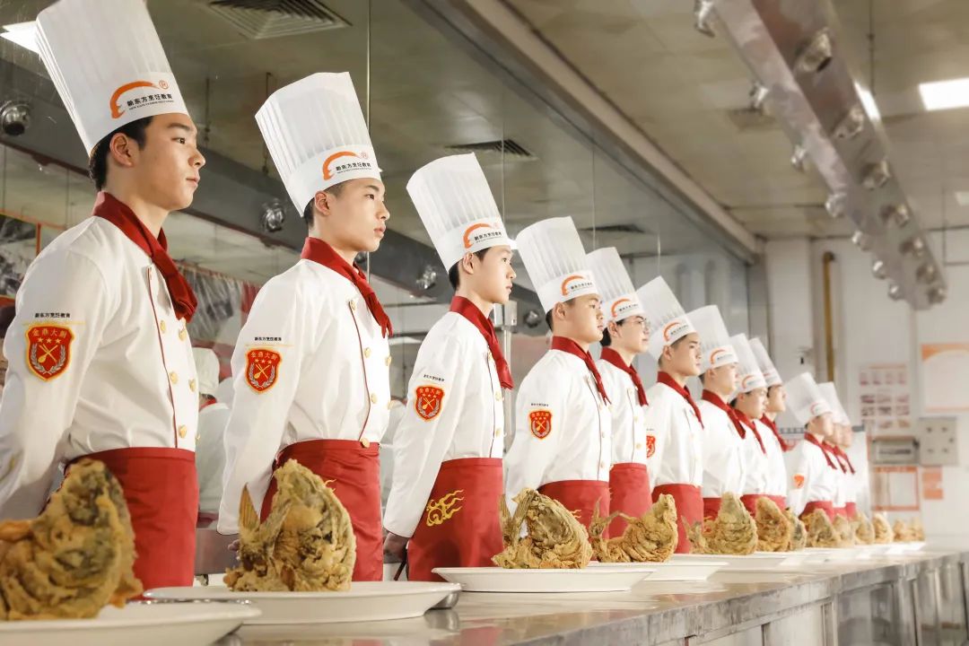 石家莊新東方中餐學子：畢業(yè)入崗，這些要素鑄就職場新篇