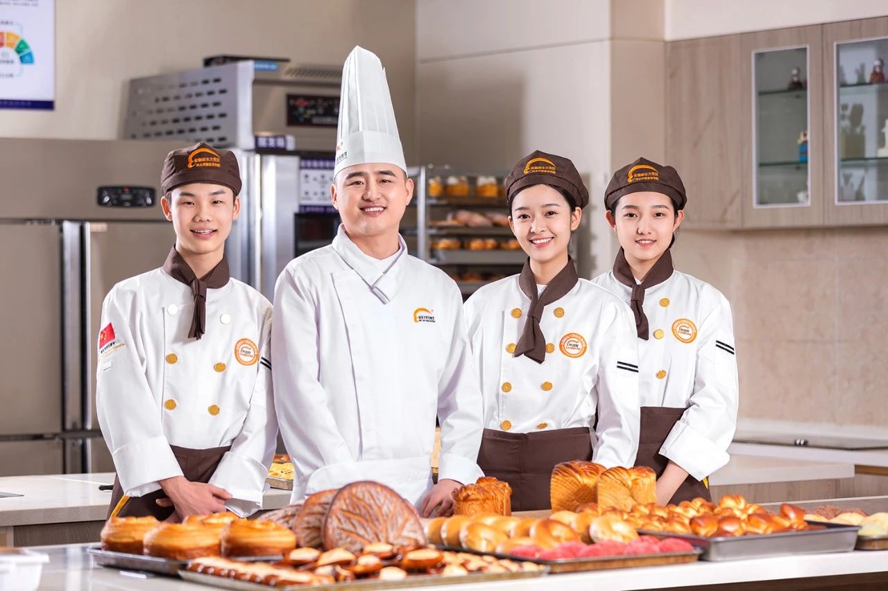 不想被成績(jī)、學(xué)歷限制？河北新東方為女生打造黃金就業(yè)賽道！