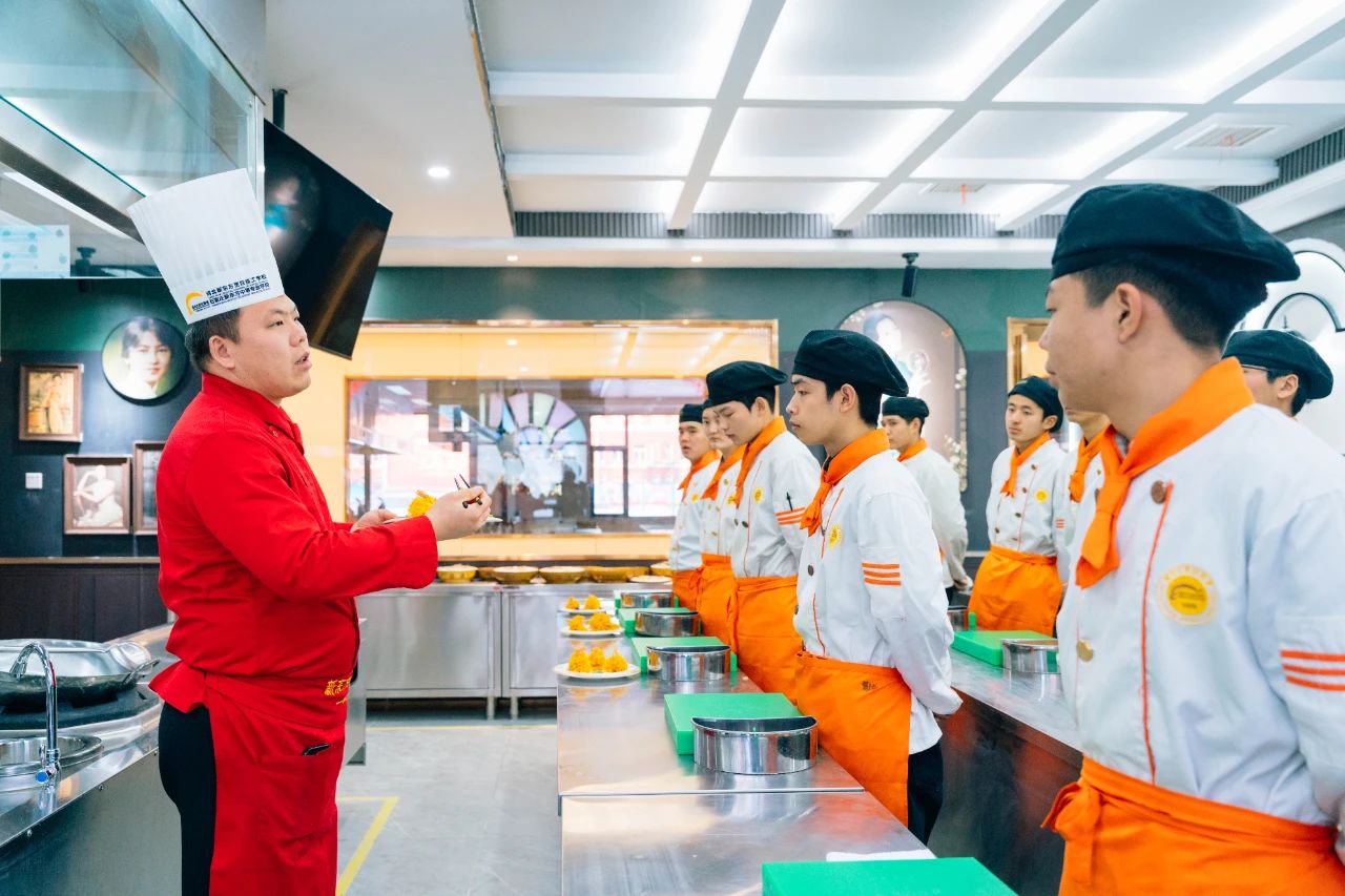 走出 “輟學(xué)” 迷霧，來河北新東方烹飪技工學(xué)校：以烹飪?yōu)楣P，繪就青春新藍(lán)圖