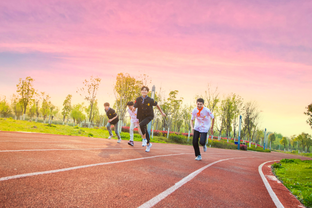 @初三中考的同學(xué)及家長(zhǎng)：選學(xué)校=選資源！等成績(jī)和占名額并不沖突，最重要的是讓孩子有學(xué)上~