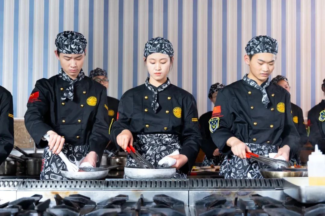 ?？浦驹富瑱n退檔？征集志愿學(xué)校專業(yè)不喜歡沒前途？不如轉(zhuǎn)戰(zhàn)“真香”賽道！河北新東方雙高計劃：高技能專才養(yǎng)成，高質(zhì)量就業(yè)！