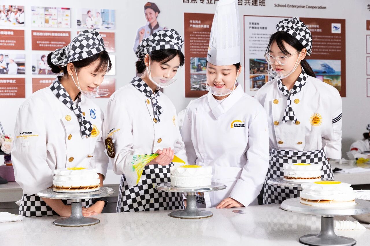 西點畢業(yè)生職場禮儀指南：以禮為糖，烘焙職業(yè)甜蜜人生