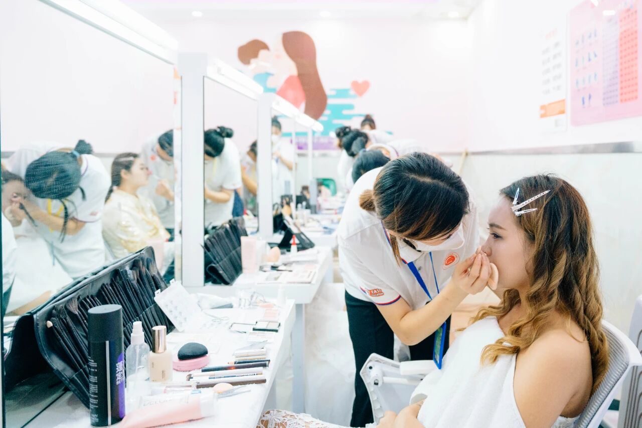 女生學(xué)什么專業(yè)好？女生學(xué)形象設(shè)計專業(yè)怎么樣？河北新東方給你答案！