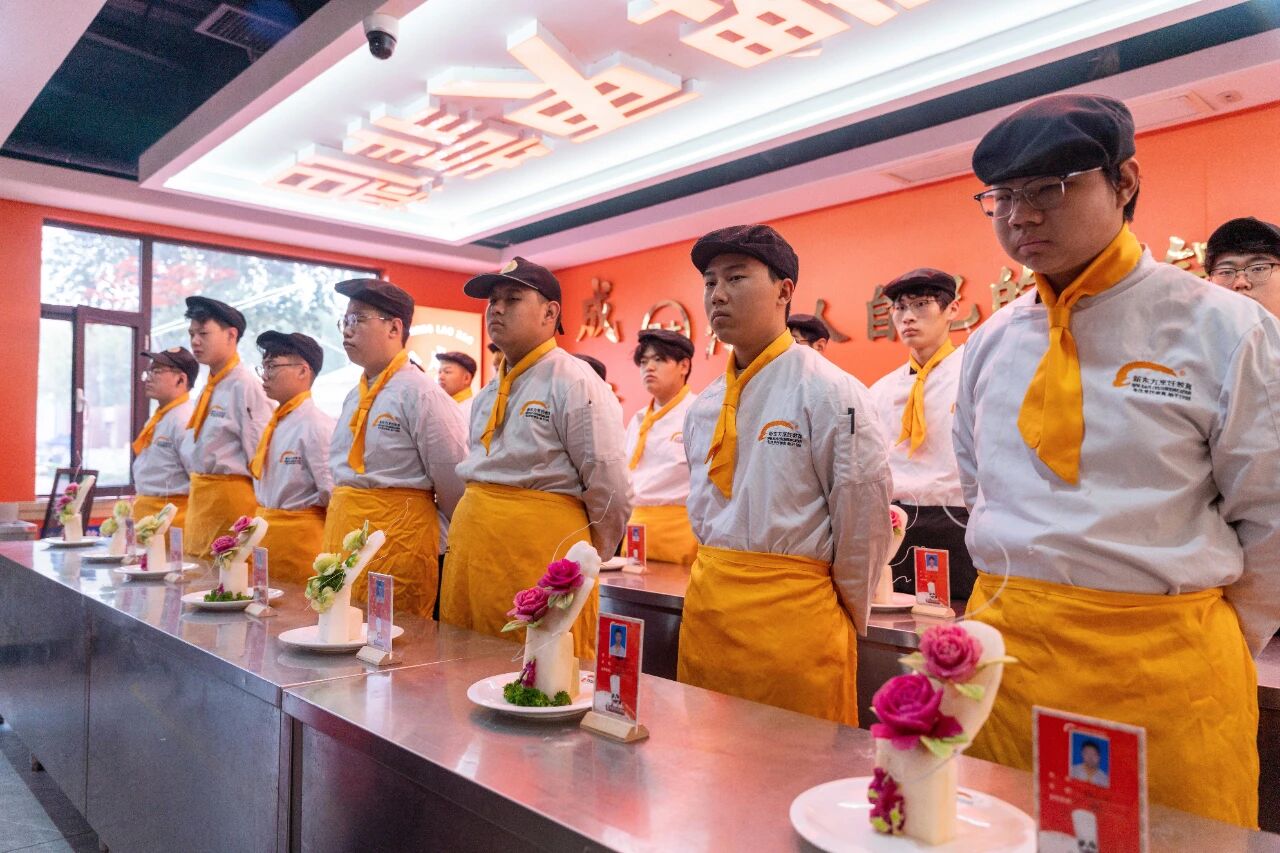 學(xué)廚師到底去專業(yè)廚師學(xué)校？還是去打工當(dāng)學(xué)徒?。?>
                        <div   id=