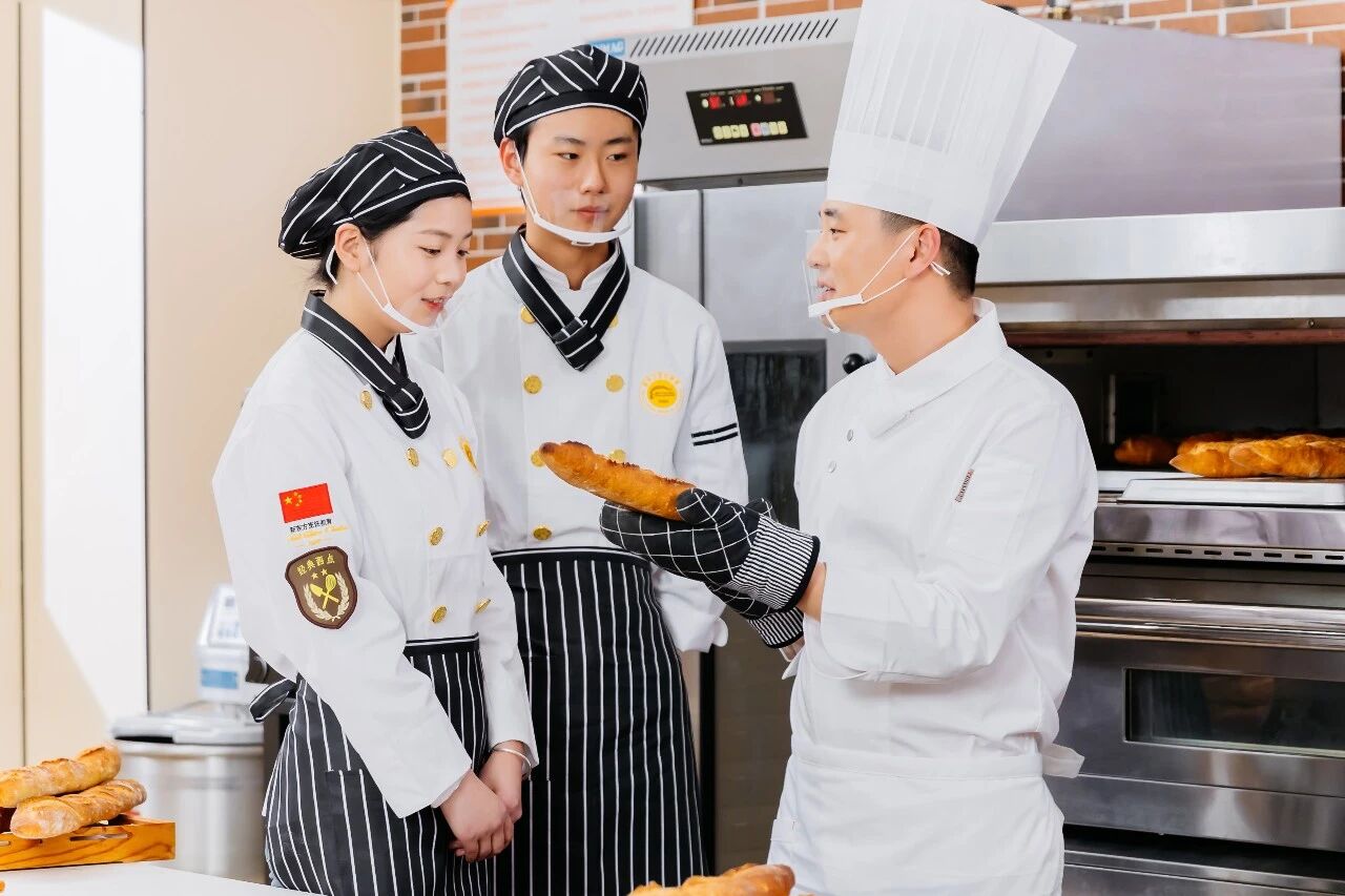 河北學(xué)蛋糕烘焙培訓(xùn)哪里好？學(xué)校怎么選不踩坑？這5點(diǎn)一定要記牢！