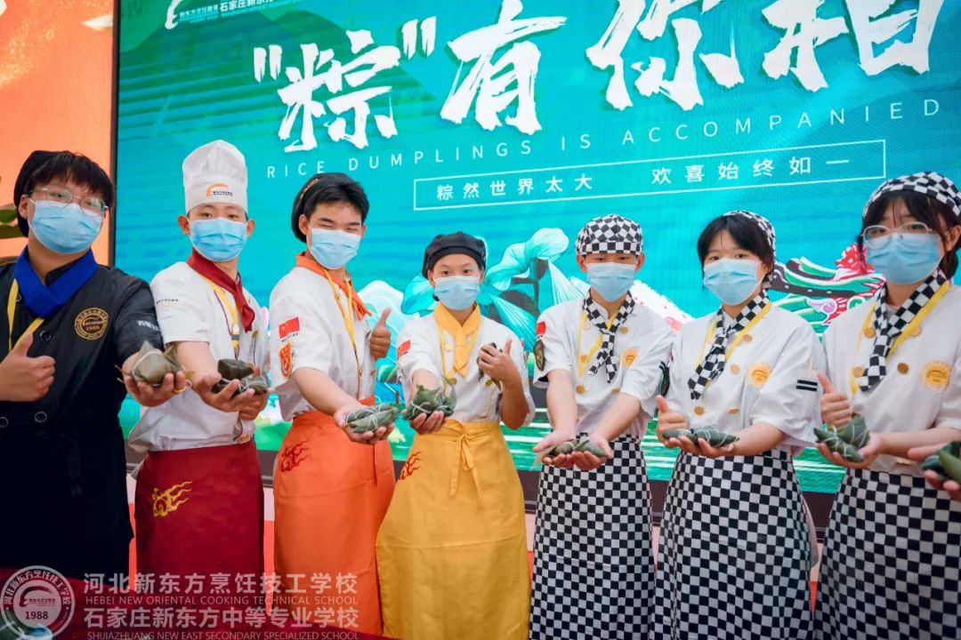 仲夏賦雅趣，粽香端午情，我校學(xué)子包粽子祝高考學(xué)子金榜題名，高“粽”！